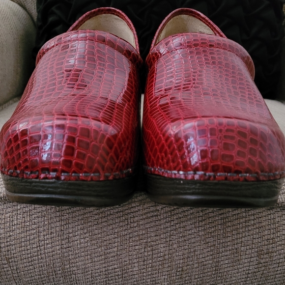 GH BASS & CO ROBYN RED EMBOSSED SLIP ON CLOGS - Picture 7 of 12